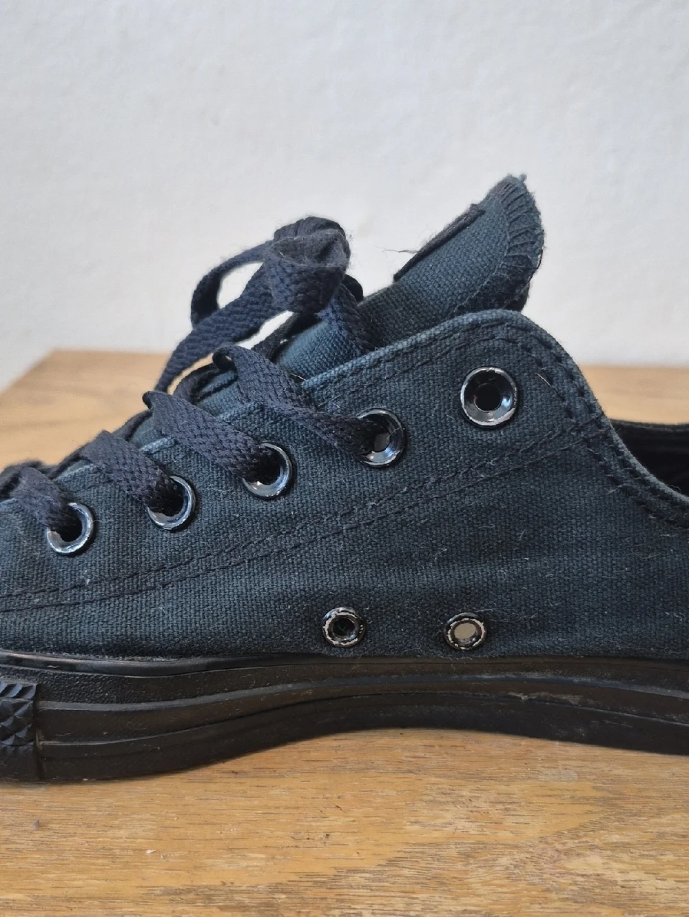 Chuck Taylor Low Top Converse All Black Sz 8M/10W. UNISEX